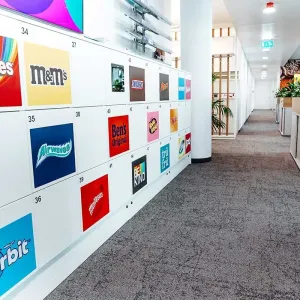 Flur mit bunten Markenfächern und modernen Arbeitsplätzen