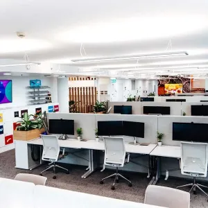 Offenes Büro mit modernen Arbeitsplätzen und Pflanzenmodulen