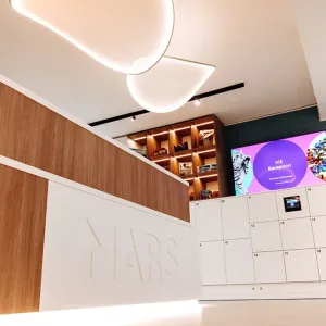 Detailaufnahme der Mars-Rezeption mit geschwungenen Designleuchten und Logo