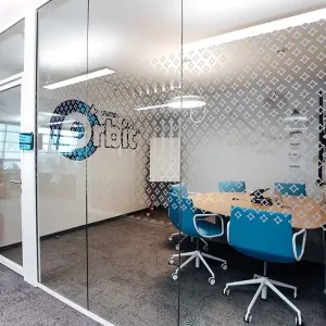 Verglaster Konferenzraum mit Orbit-Logo und hellblauer Einrichtung