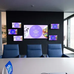 Meetingraum mit mehreren Displays und modernem Präsentationssystem