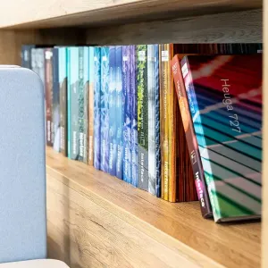 Nahaufnahme von Bücherregal mit farbigen Architektur- und Designmagazinen