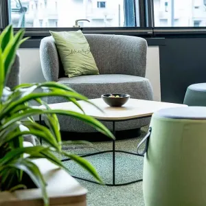 Loungebereich mit grünen Pflanzen und modernen Sitzmöbeln