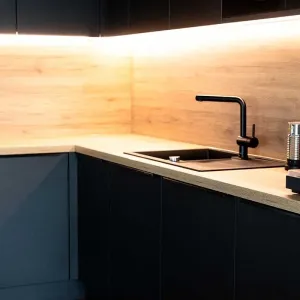 Ecke der Küche mit Spüle, Holzarbeitsfläche und Nespresso-Maschine