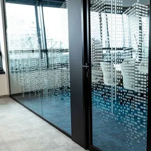 Glastrennwände mit Musterfolie und Blick in modernen Besprechungsraum