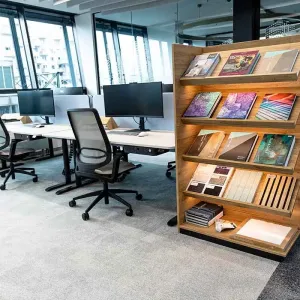 Arbeitsbereich mit Regalelement und modernen Monitor-Arbeitsplätzen