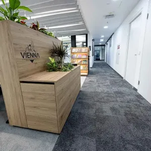 Arbeitsplätze mit Blick auf Besprechungsraum und grüne Pflanzenwand