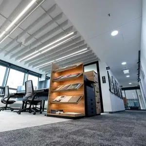 Blick auf Bürogang und Regalsystem mit Muster- und Materialproben