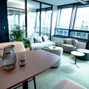 Flur mit Teppichboden und Glaswänden, Blick in den Besprechungsraum